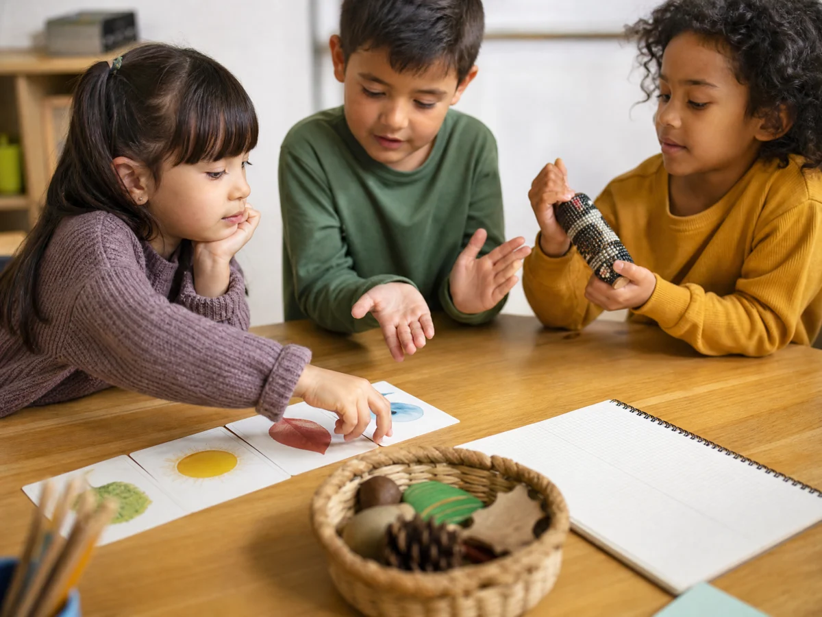 VAK en el aula: estudiantes eligiendo tarjetas, objetos y conversación en una actividad flexible