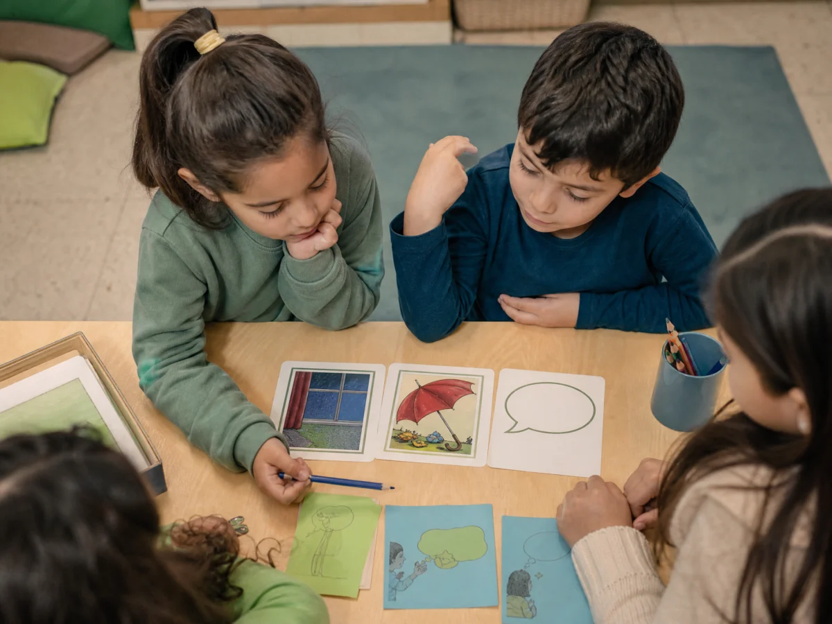 Niños de tercer grado completan un organizador de pistas y conclusiones para leer entre líneas